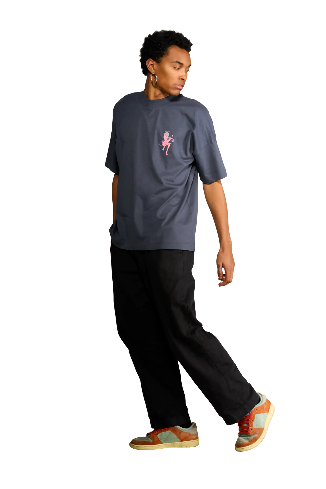 Modello indossa t-shirt nera con diavoletta sul petto e scritta a forma di cuore sul retro visto di lato