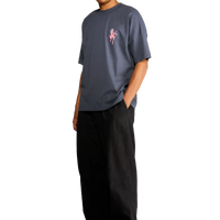 Modello indossa t-shirt nera con diavoletta sul petto e scritta a forma di cuore sul retro – Spooky Factory