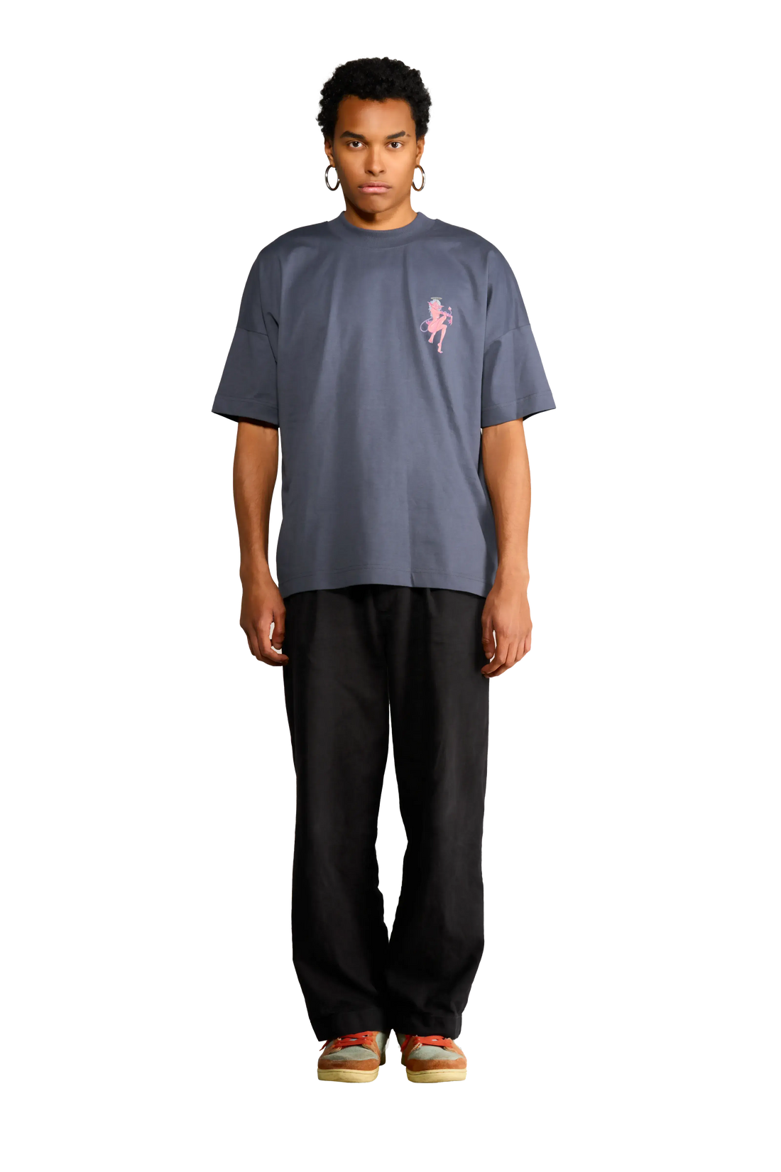 Modello indossa t-shirt nera con diavoletta sul petto e scritta a forma di cuore sul retro 