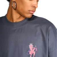 Modello indossa t-shirt nera con diavoletta sul petto e scritta a forma di cuore sul retro dettaglio