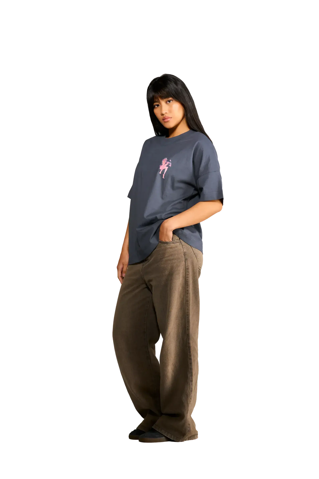 Modella indossa t-shirt nera con diavoletta sul petto e scritta a forma di cuore sul retro – Spooky Factory