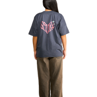 Modella indossa t-shirt nera con diavoletta sul petto e scritta a forma di cuore sul retro – Spooky Factory vista dal retro