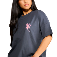 dettaglio della Modella che indossa t-shirt nera con diavoletta sul petto e scritta a forma di cuore sul retro