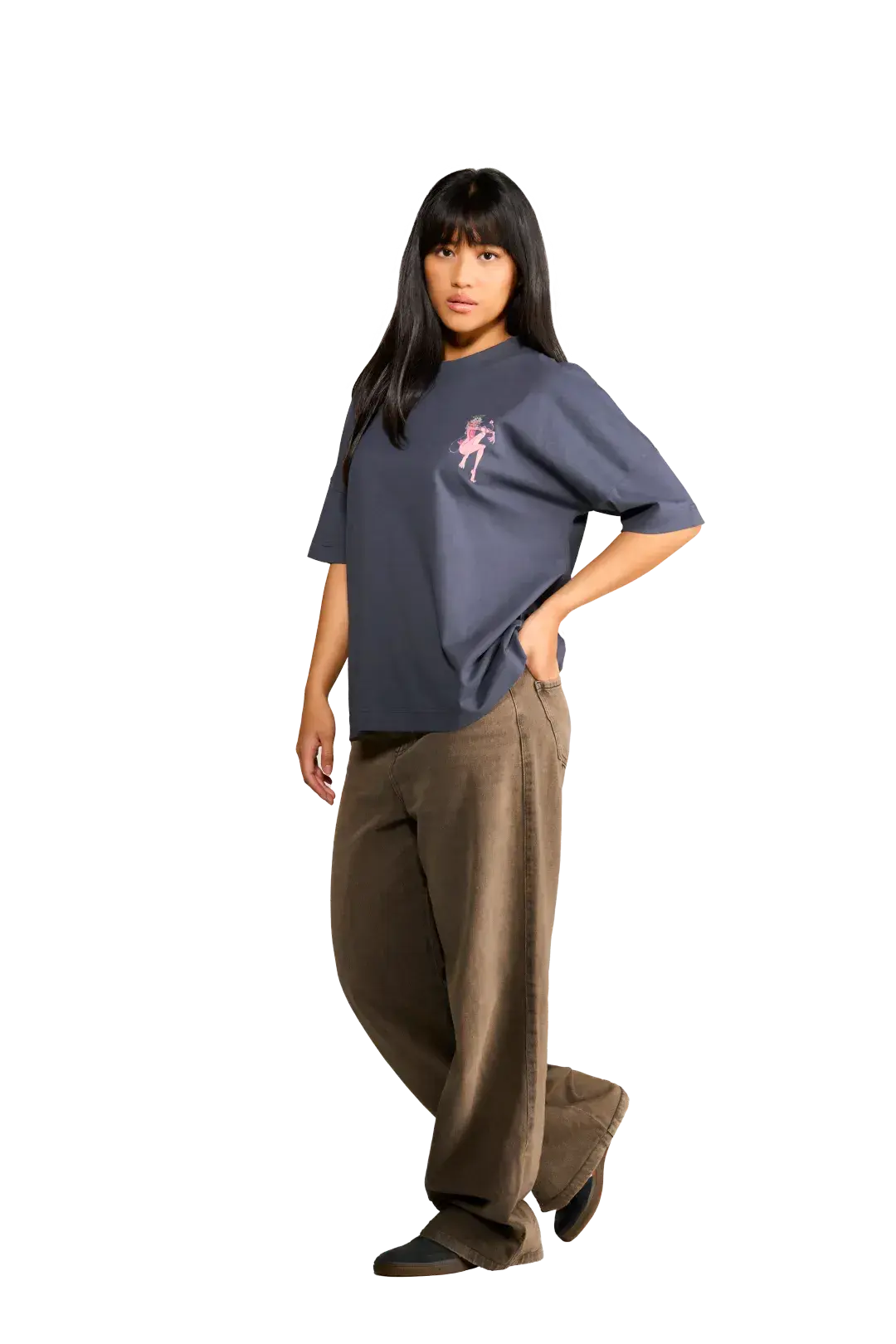 Modella indossa t-shirt nera con diavoletta sul petto e scritta a forma di cuore sul retro – Spooky Factory