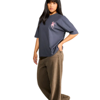 Modella indossa t-shirt nera con diavoletta sul petto e scritta a forma di cuore sul retro – Spooky Factory