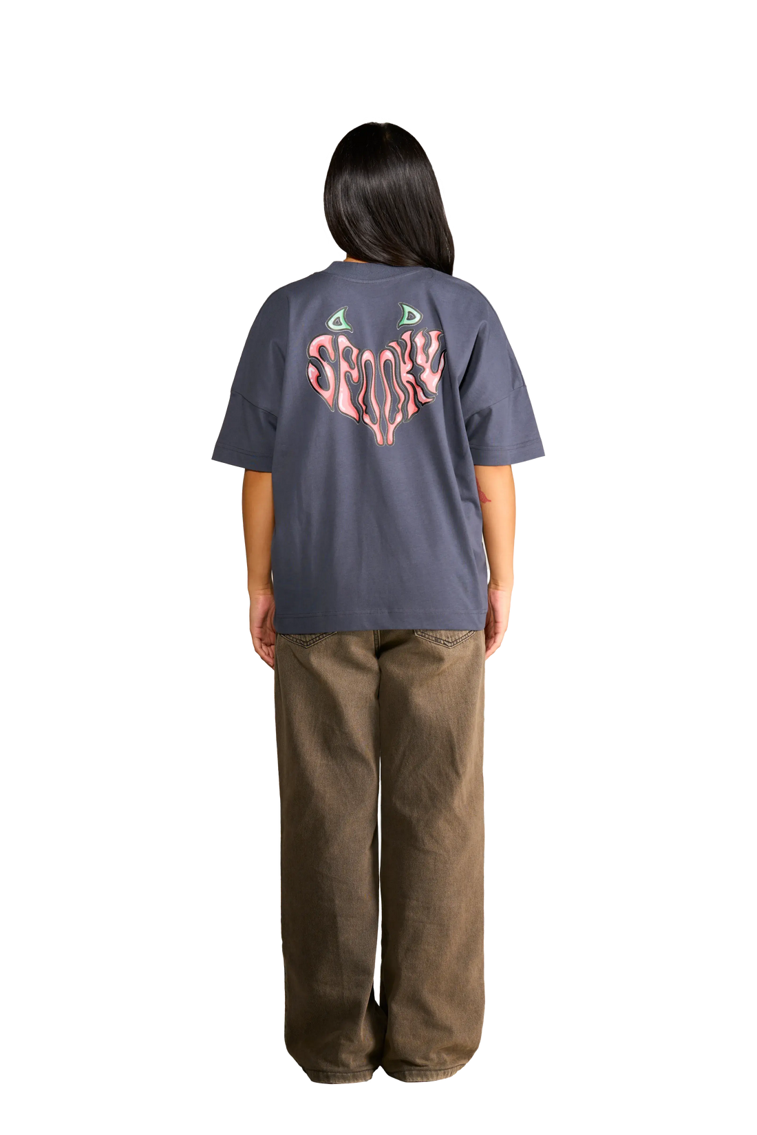 Modella indossa t-shirt nera con diavoletta sul petto e scritta a forma di cuore sul retro – Spooky Factory vista dal retro