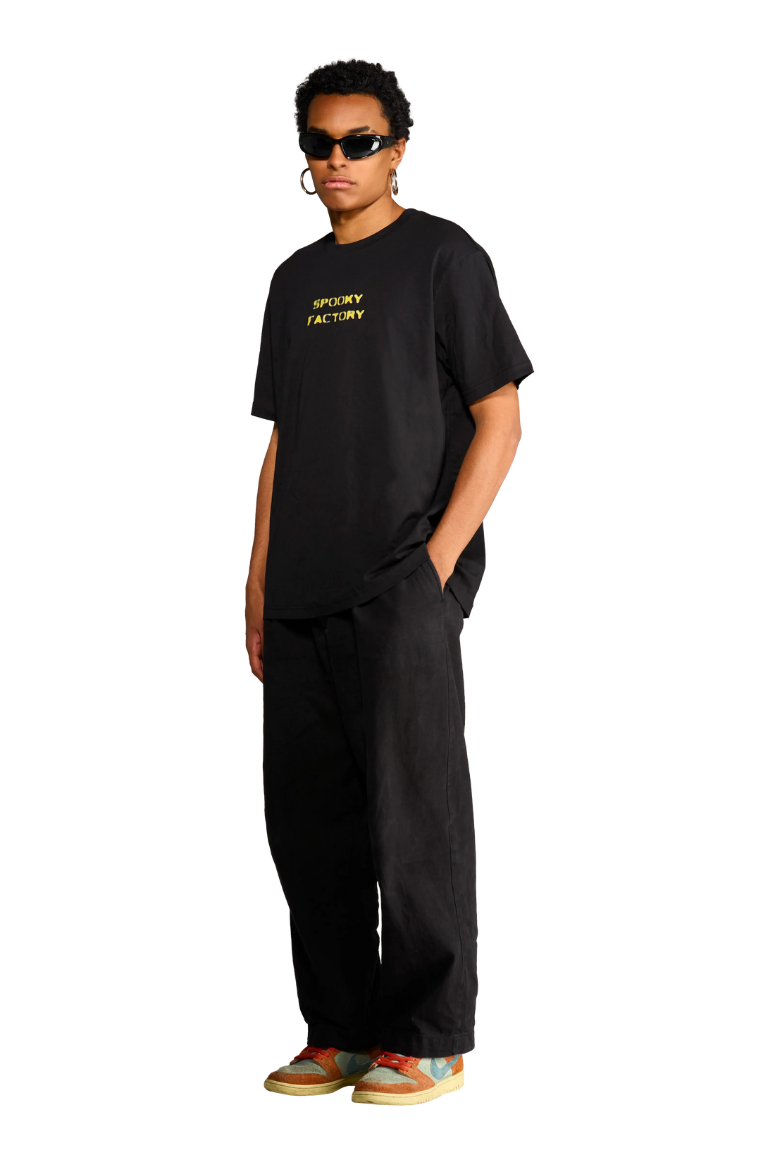 Maglietta unisex nera con fotografia urbana stampata sul petto indossata dal modello