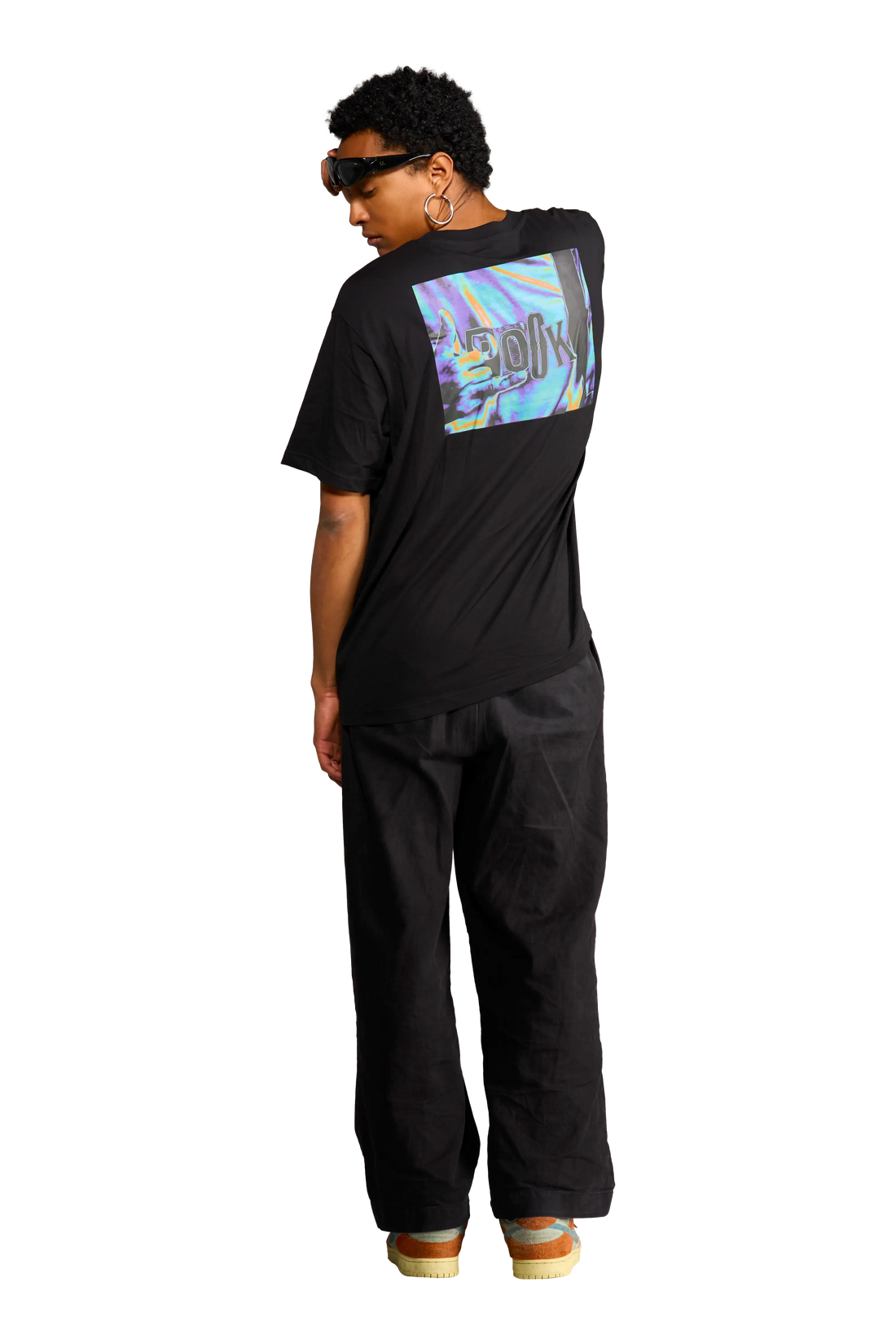 Maglietta unisex nera con fotografia urbana stampata sul petto indossata dal modello vista dal retro