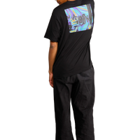 Maglietta unisex nera con fotografia urbana stampata sul petto indossata dal modello vista dal retro