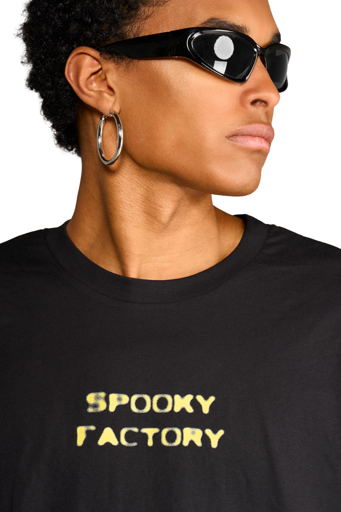 dettaglio della Maglietta unisex nera con fotografia urbana stampata sul petto indossata dal modello