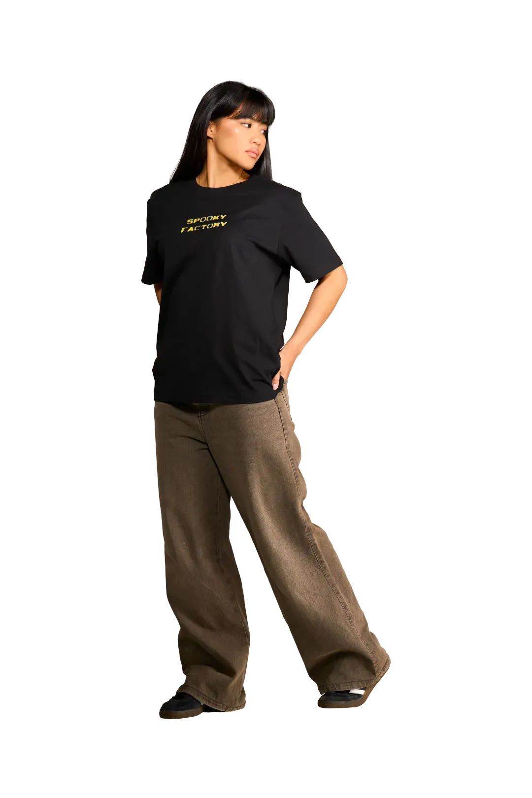 Maglietta unisex nera con fotografia urbana stampata sul petto indossata dalla modella