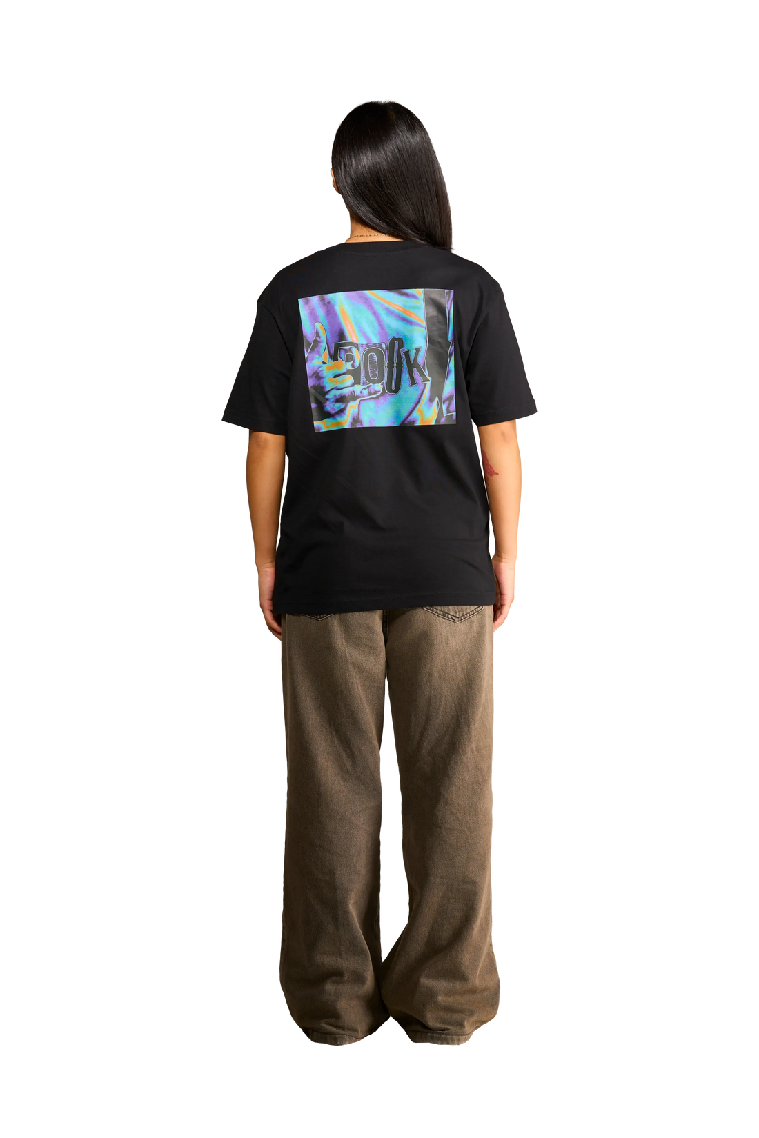 Maglietta unisex nera con fotografia urbana stampata sul petto indossata dalla modella vista dal retro