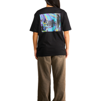 Maglietta unisex nera con fotografia urbana stampata sul petto indossata dalla modella vista dal retro