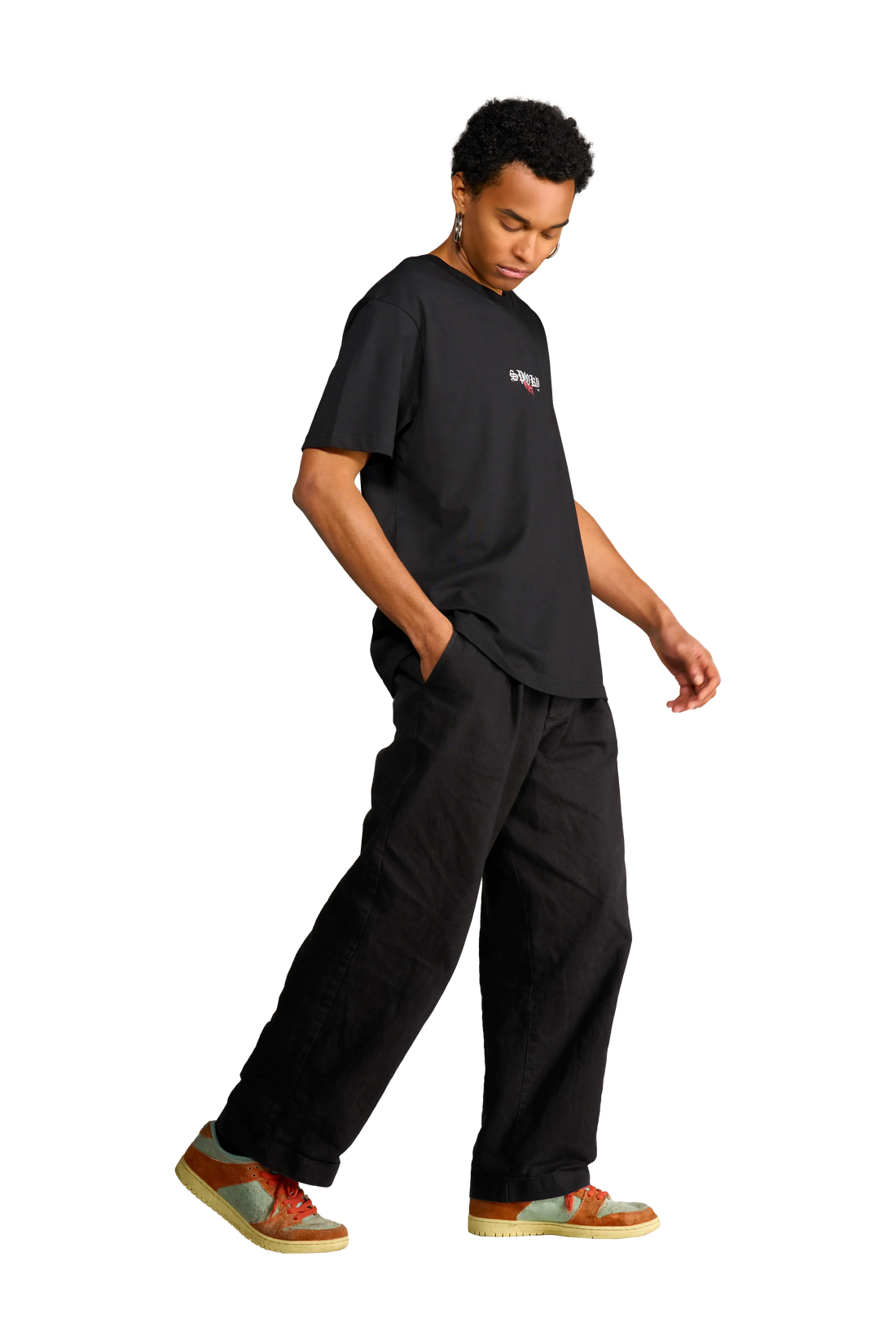 T-shirt nera con stampa sul retro di satiri che ballano indossata dal modello vista di lato.