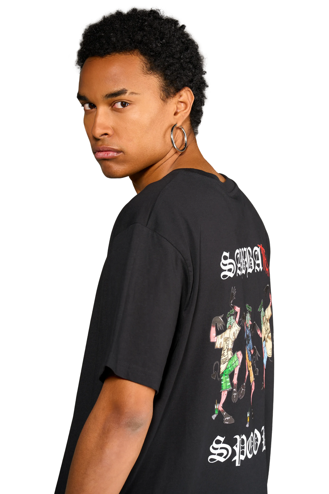 dettaglio della T-shirt nera con stampa sul retro di satiri che ballano indossata dal modello.