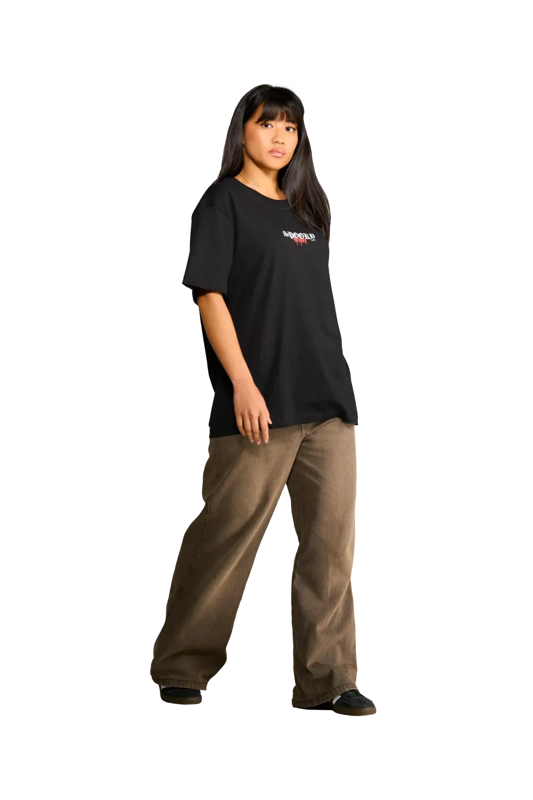 T-shirt nera con stampa sul retro di satiri che ballano indossata dalla modella.