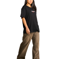 T-shirt nera con stampa sul retro di satiri che ballano indossata dalla modella.