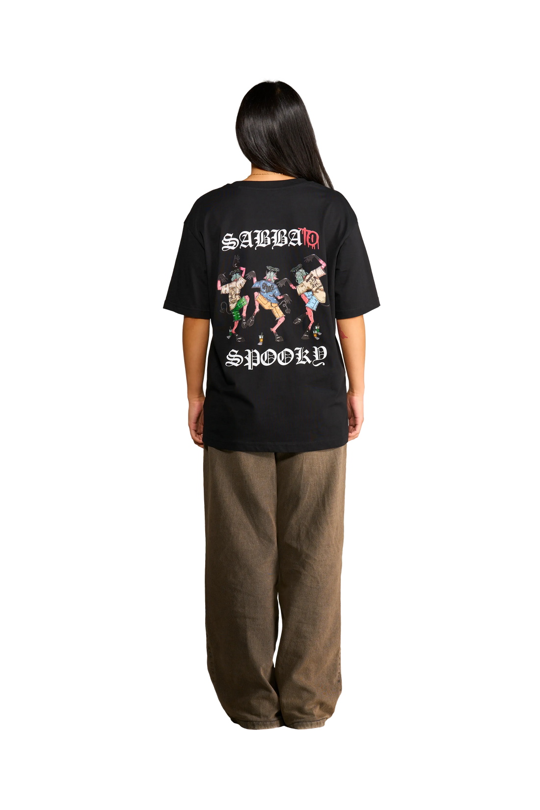 T-shirt nera con stampa sul retro di satiri che ballano indossata dalla modella vista dal retro.