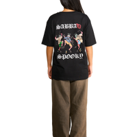 T-shirt nera con stampa sul retro di satiri che ballano indossata dalla modella vista dal retro.