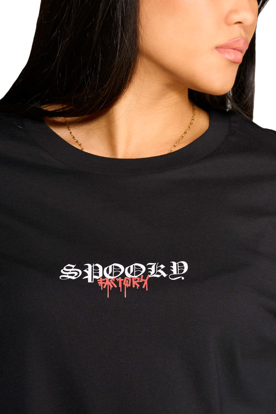 dettaglio della T-shirt nera con stampa sul retro di satiri che ballano indossata dalla modella.