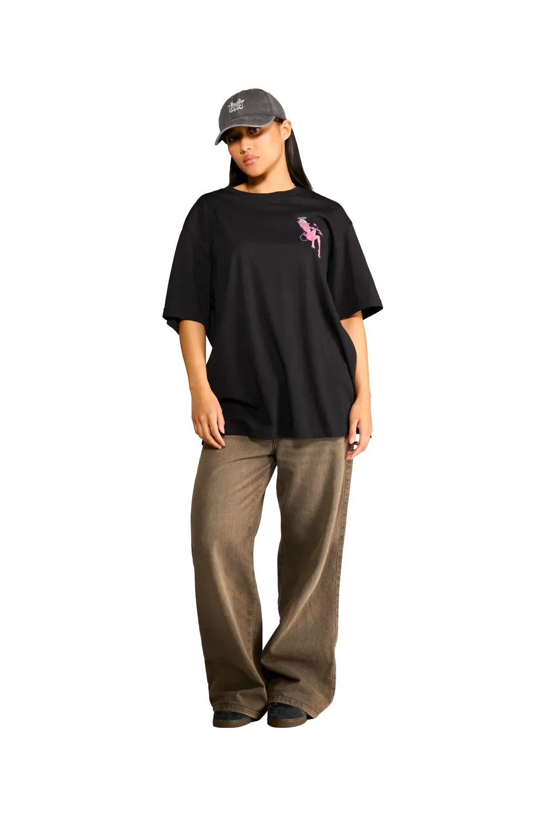 Maglietta con grafica due ragazzi che fanno graffiti con scritta Spooky Factory sul retro.