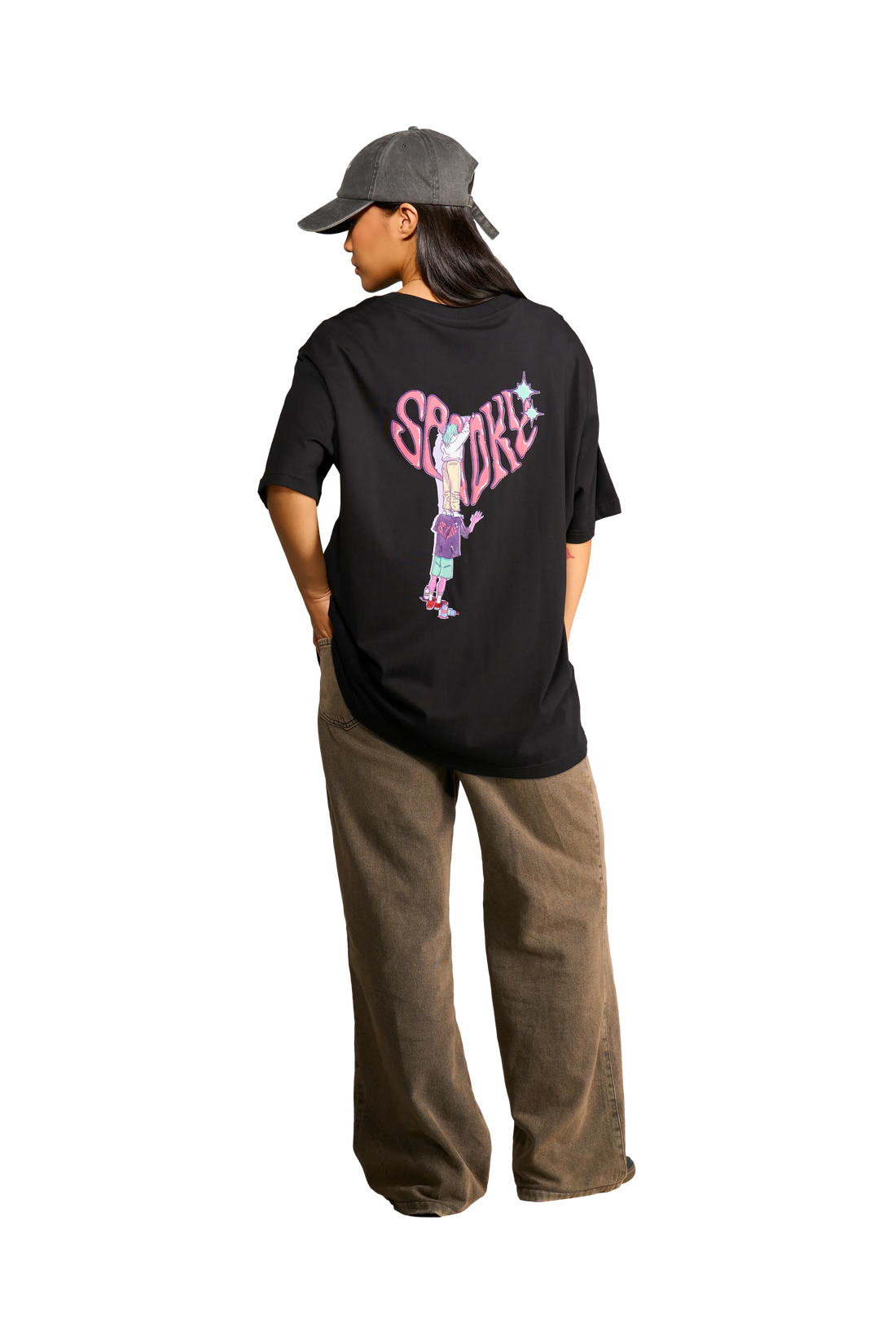 Maglietta con grafica due ragazzi che fanno graffiti con scritta Spooky Factory sul retro indossata dalla modella.