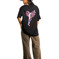 Maglietta con grafica due ragazzi che fanno graffiti con scritta Spooky Factory sul retro indossata dalla modella.