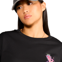 dettaglio della Maglietta con grafica due ragazzi che fanno graffiti con scritta Spooky Factory sul retro.