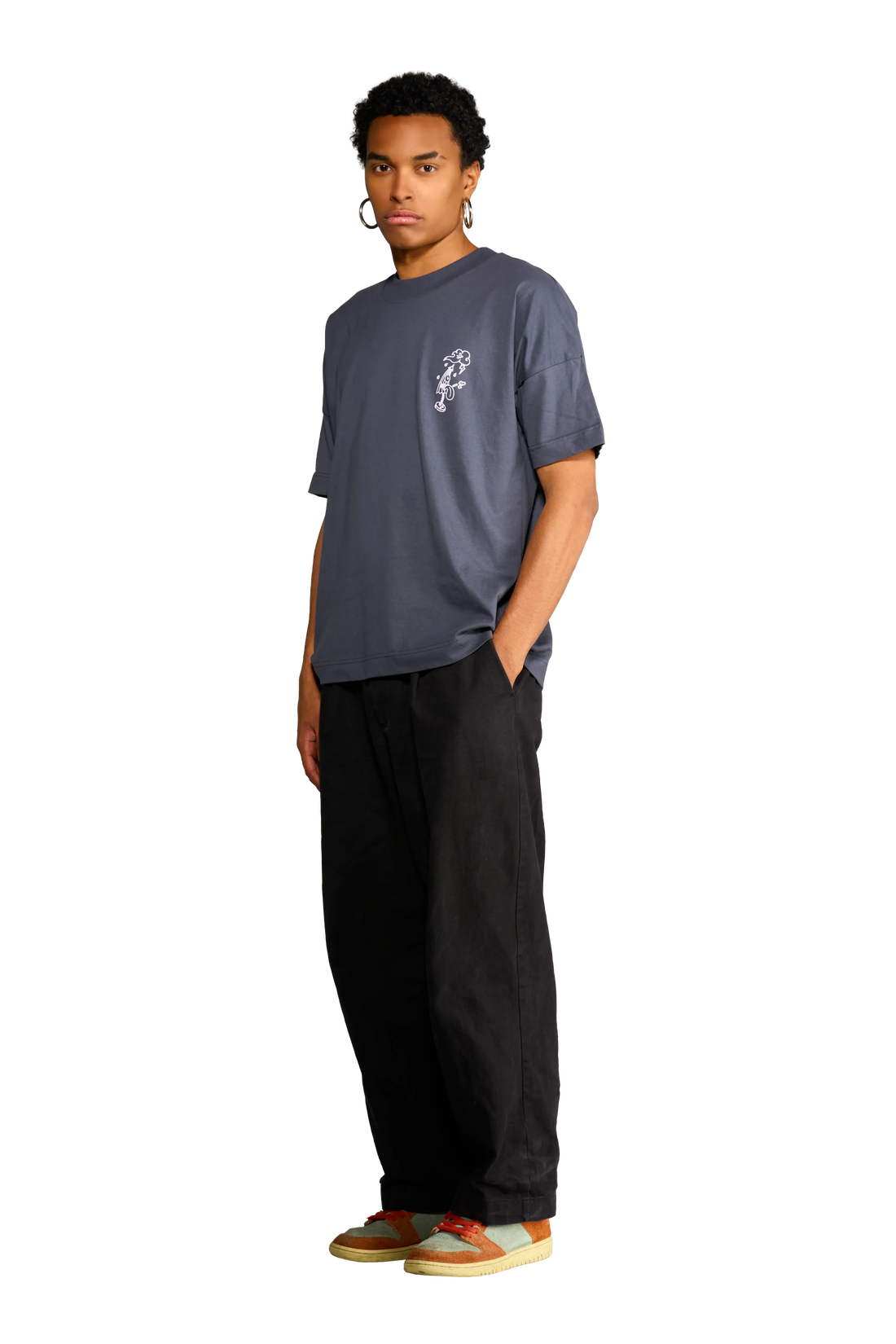 t-shirt unisex con stampa ombrello yokai giapponese indossata dal modello.