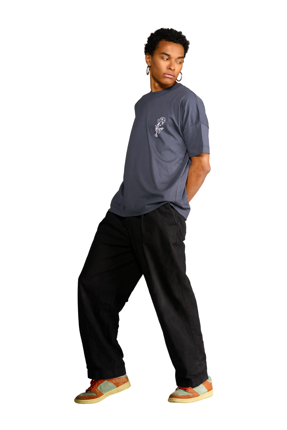 t-shirt unisex con stampa ombrello yokai giapponese indossata dal modello visto di lato.