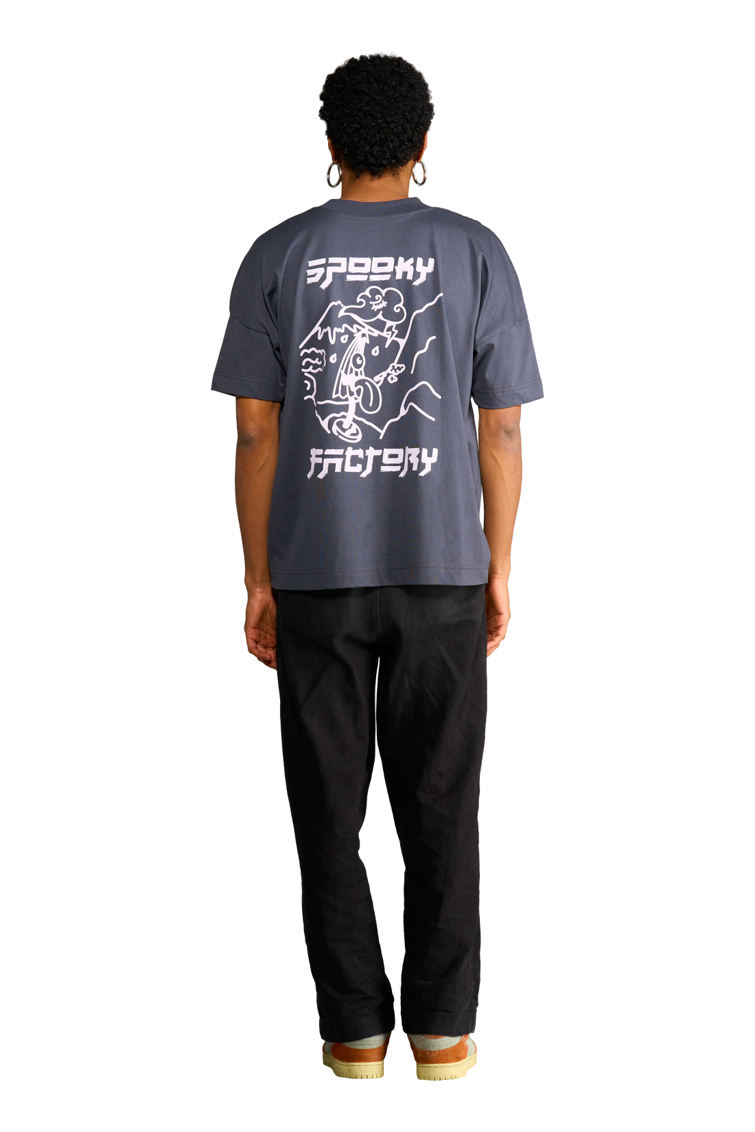 t-shirt unisex con stampa ombrello yokai giapponese indossata dal modello visto dal retro.