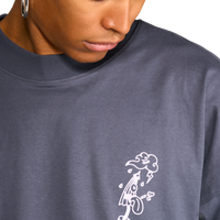 dettaglio della t-shirt unisex con stampa ombrello yokai giapponese indossata dal modello.