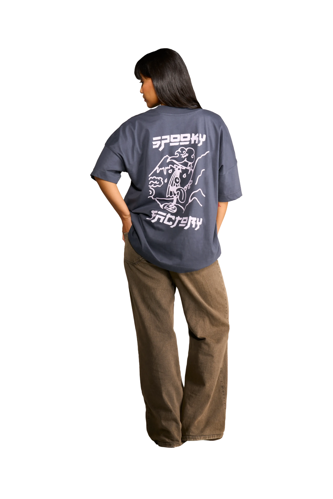 t-shirt unisex con stampa ombrello yokai giapponese indossata dalla modella vista dal retro.