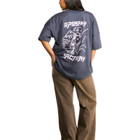 t-shirt unisex con stampa ombrello yokai giapponese indossata dalla modella vista dal retro.